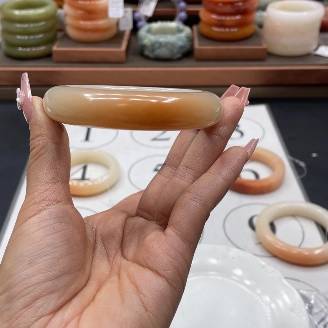吴***宝未镶嵌手镯石英质玉