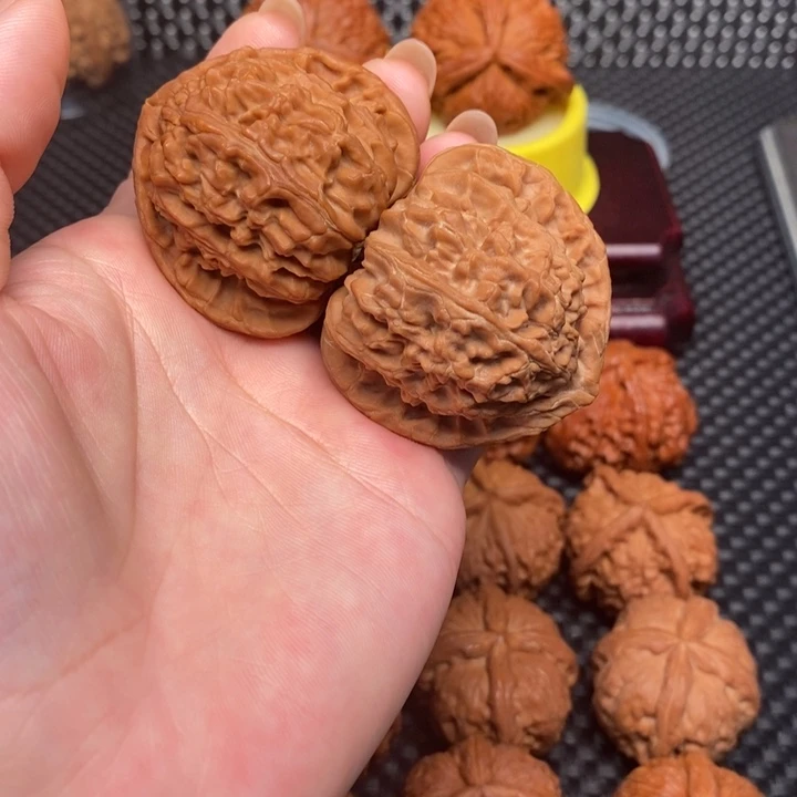 文玩核桃吊坠三角白