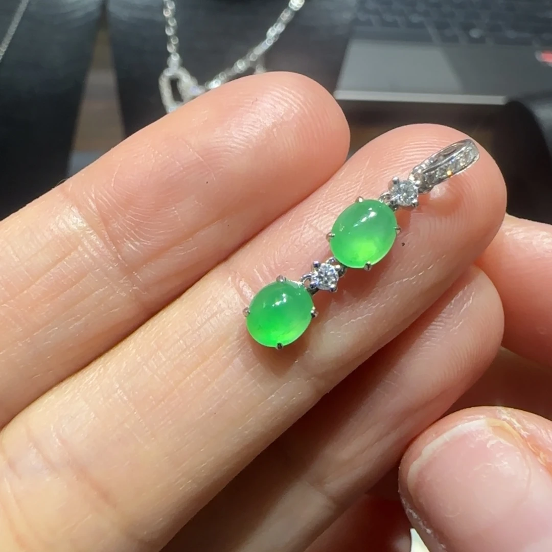 翡翠18K金镶嵌颈饰绿蛋挂件