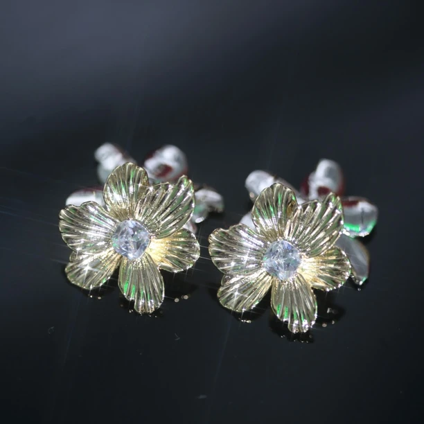 铜合金耳饰 设计师感蕾丝花朵耳钉