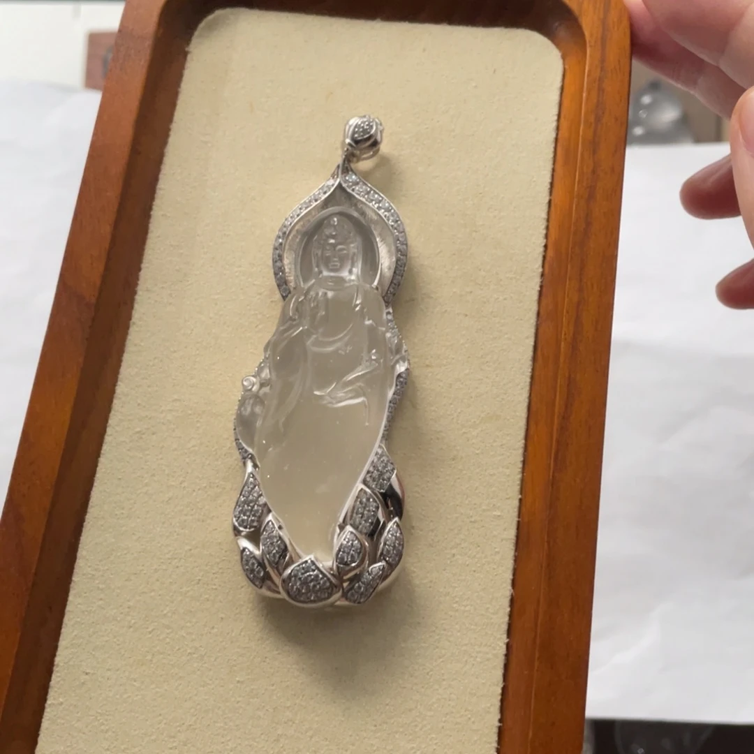 沉***默石英质玉银S925镶嵌颈饰站观音