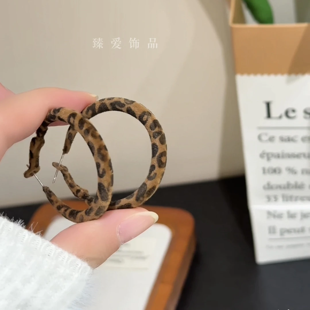 铜合金耳饰 美拉德复古豹纹丝绒耳圈通勤百搭耳环耳饰