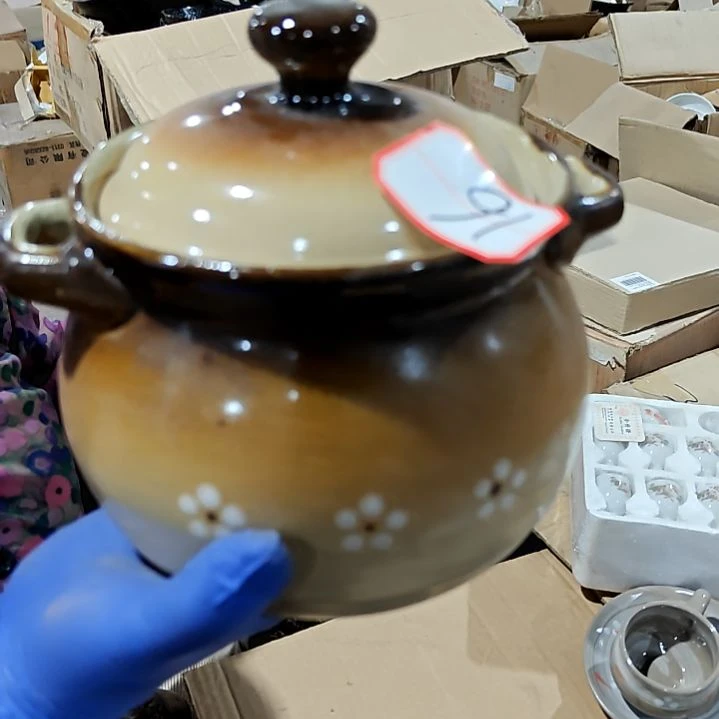 瓷片盘子碗茶壶啥都有
