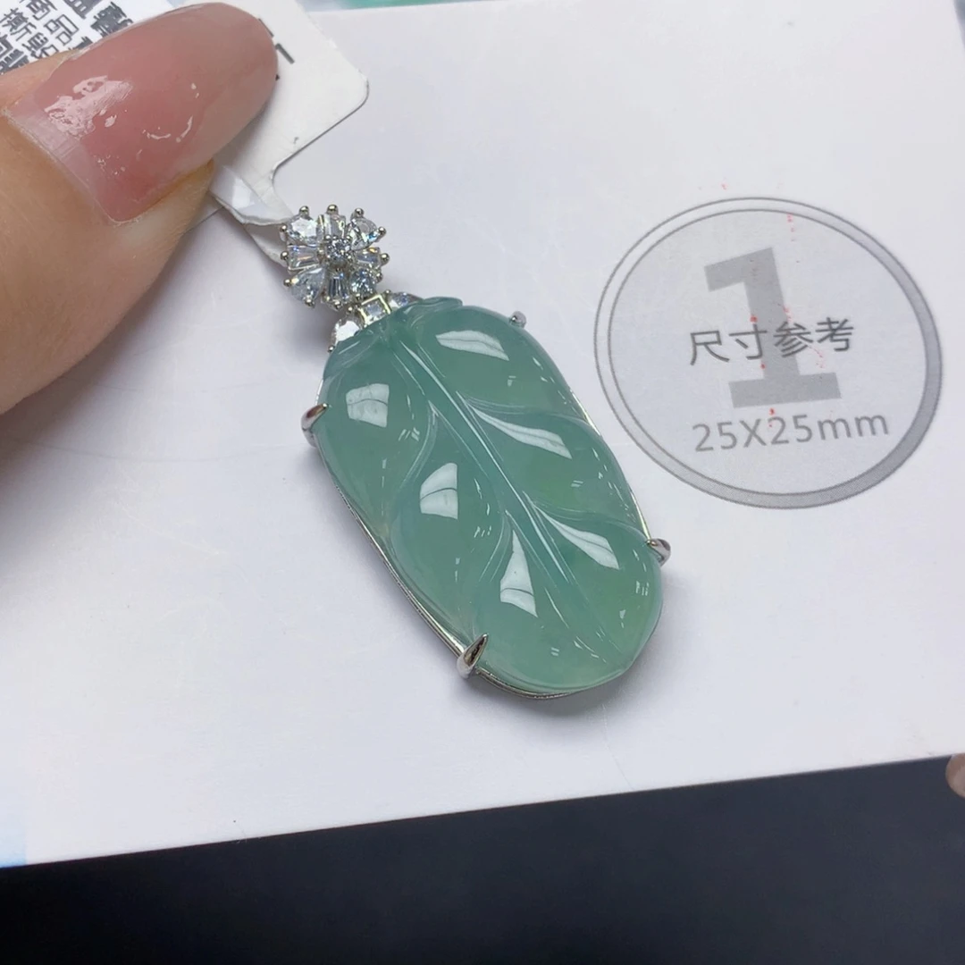 颈饰足银镶嵌翡翠