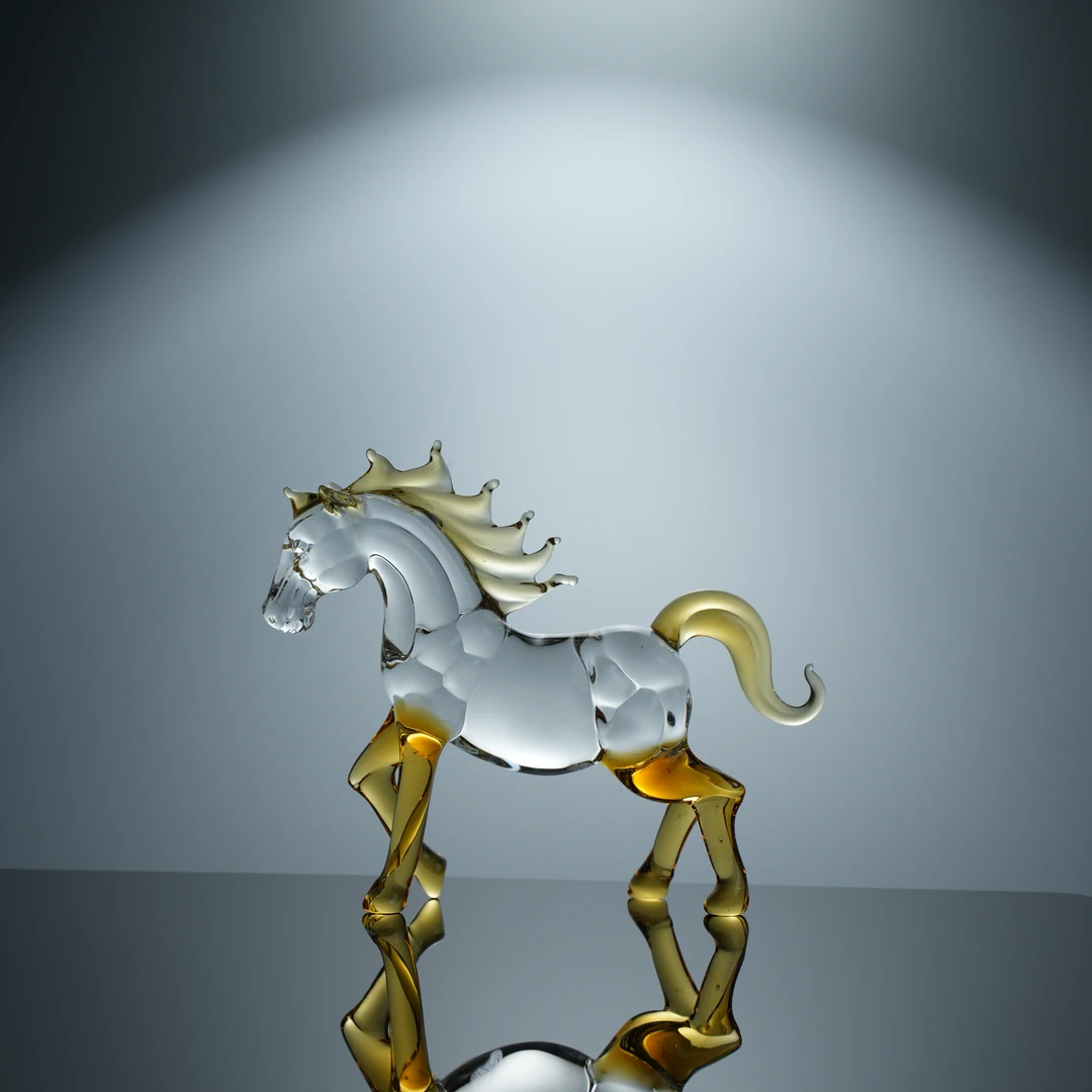 璃湾·这是一个手工制作的琉璃马到成功摆件