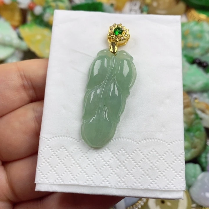 翡翠未镶嵌吊坠(赠链)
