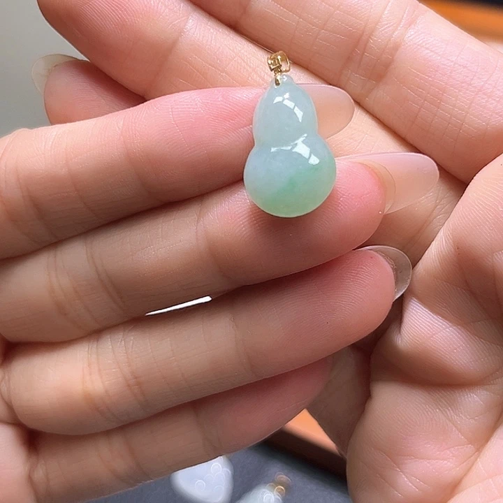 颈饰18K金镶嵌翡翠