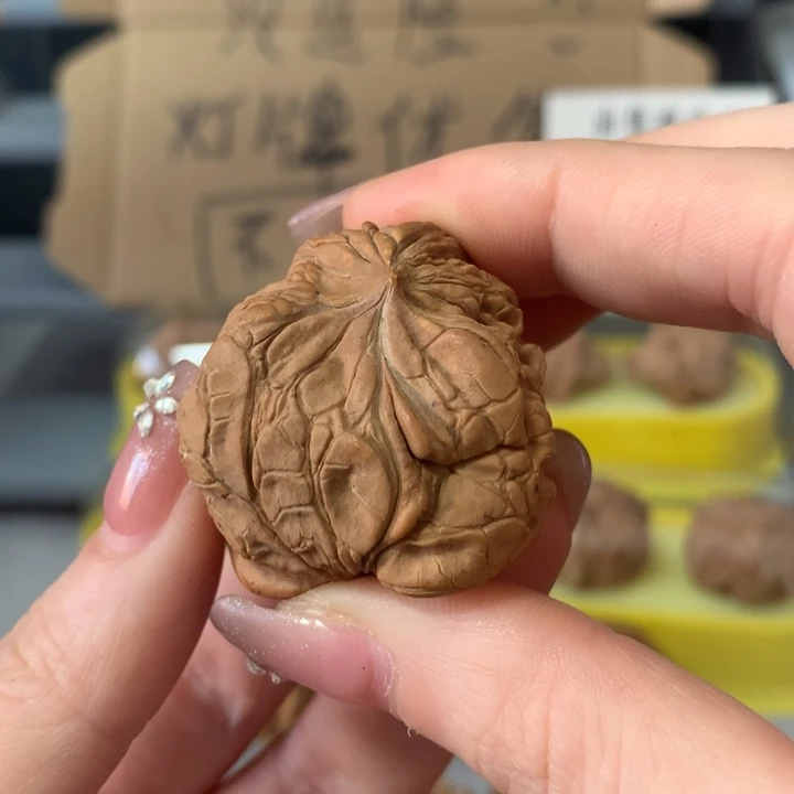 晨***曦文玩核桃吊坠单只，有瑕疵