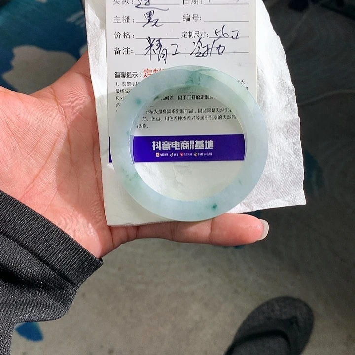 莲***。定制翡翠未镶嵌翡翠手镯