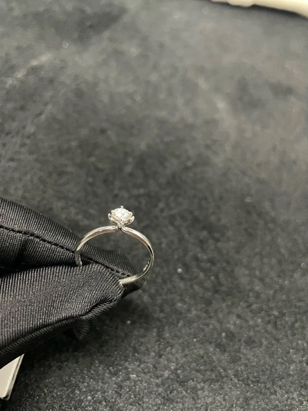 18k金钻石镶嵌款AU750天然钻石戒指