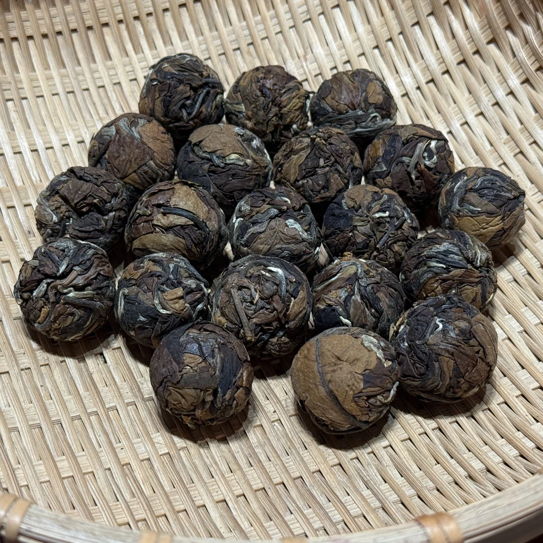 【天花板上面的风景】2025年冰岛老寨 普洱茶 白茶 龙珠 （6g×10颗)
