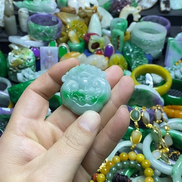 颈饰未镶嵌翡翠缅甸翡翠首饰市场