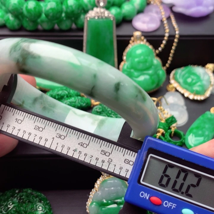 翡翠未镶嵌手镯A货