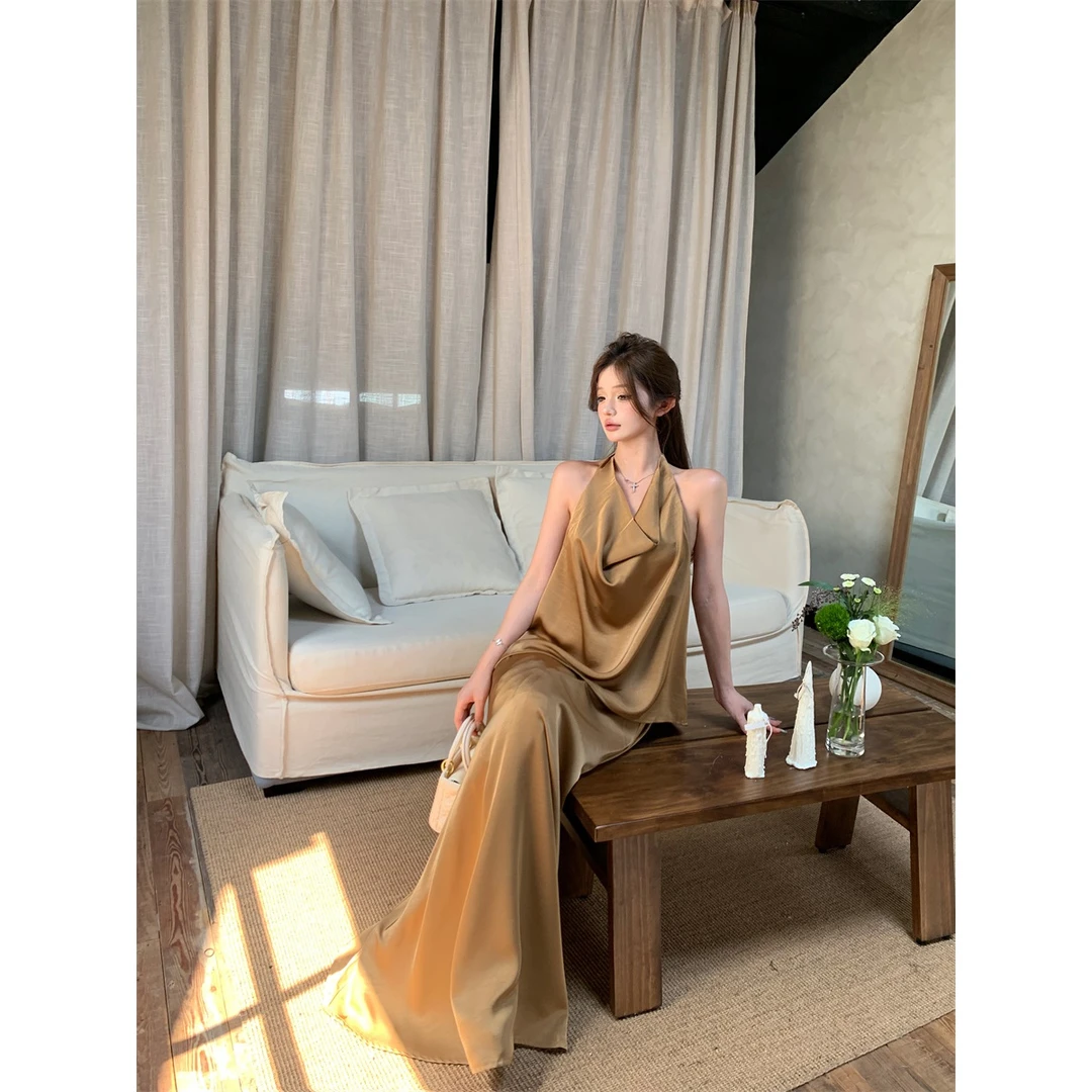 轻奢 松弛感荡领挂脖漏背缎面上衣+垂坠感拖地长裙 套装超火的