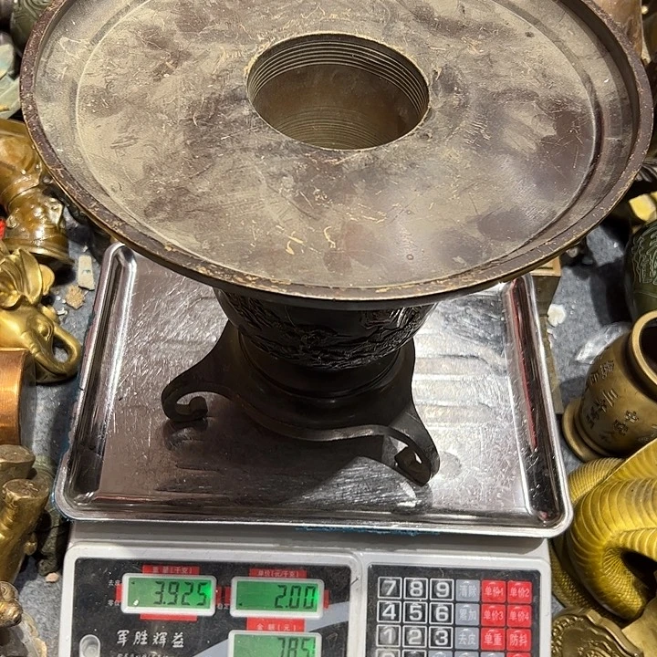 劉*微瑕疵黄铜摆件工艺品