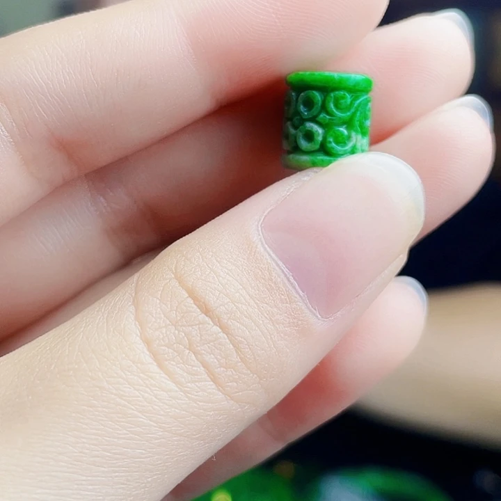 翡翠未镶嵌颈饰多样性