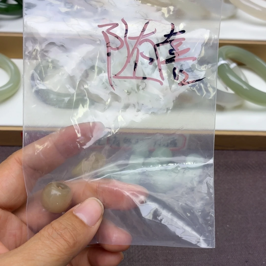 随***行和田玉未镶嵌颈饰