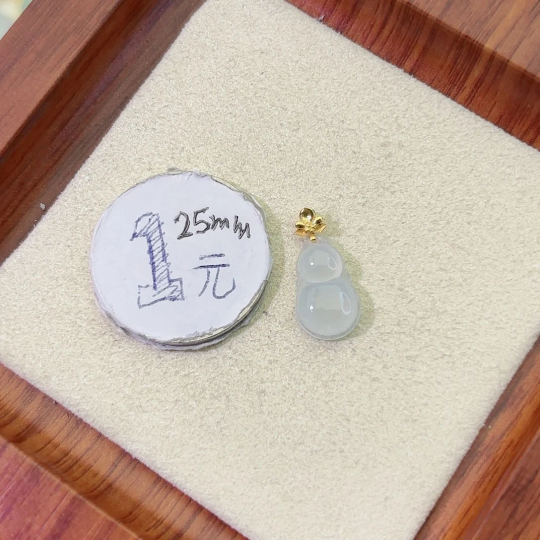 翡翠18K金镶嵌颈饰葫芦