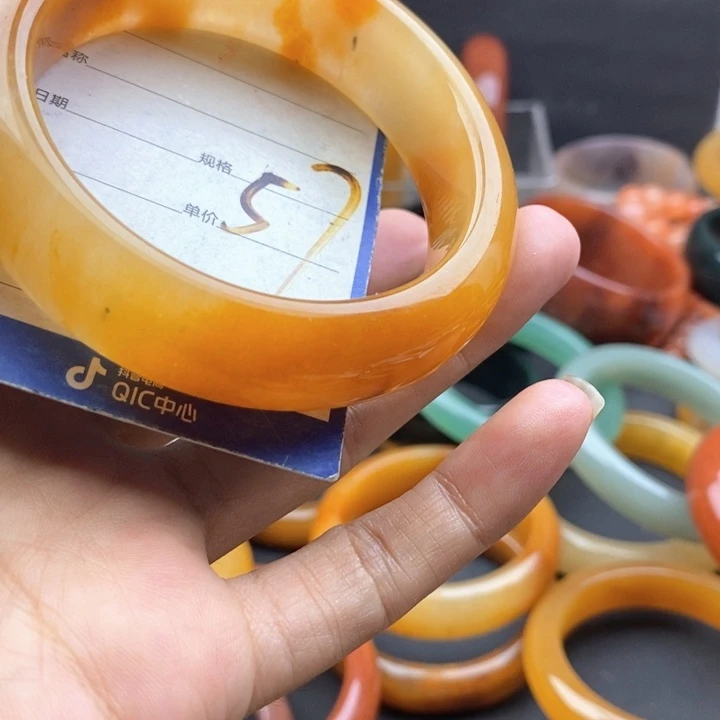 未镶嵌手镯石英质玉