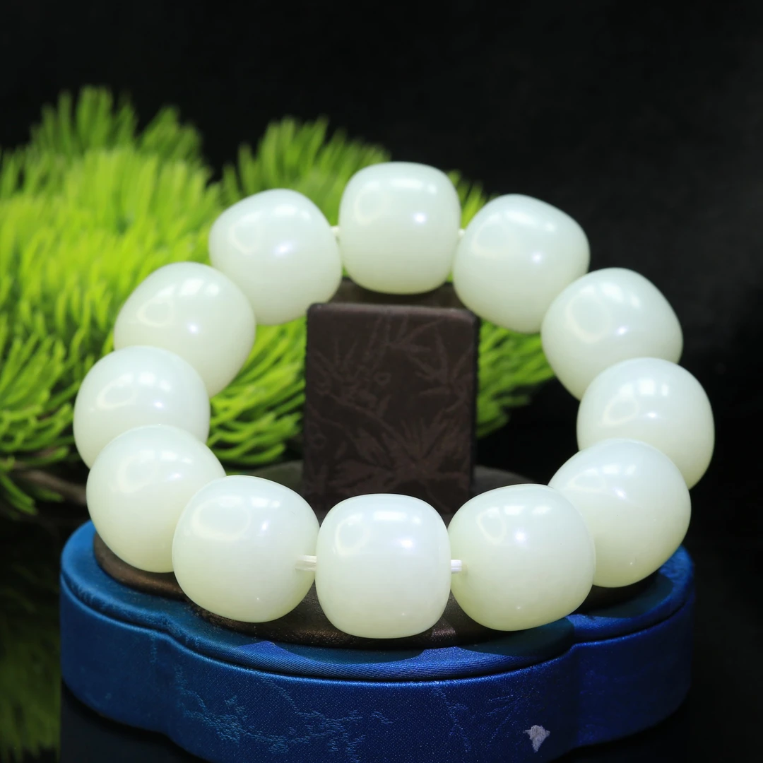 22和田玉籽带皮老型珠手串/700033保利厦门拍卖