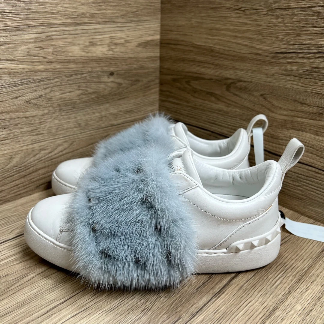 95新 Valentino/华伦天奴 毛绒铆钉小白鞋 35.5码