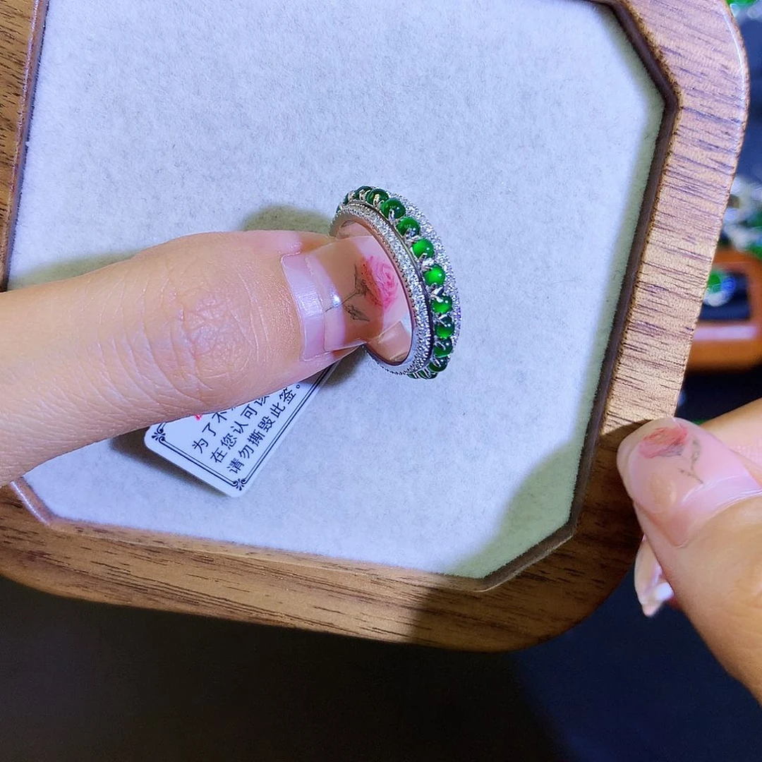 翡翠戒指银S925镶嵌滴**石天然翡翠蛋面排戒