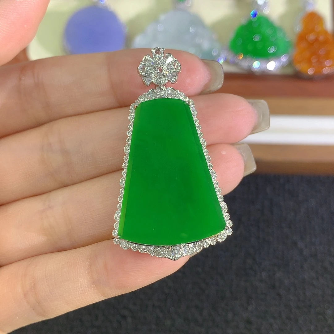 颈饰18K金镶嵌翡翠无事牌