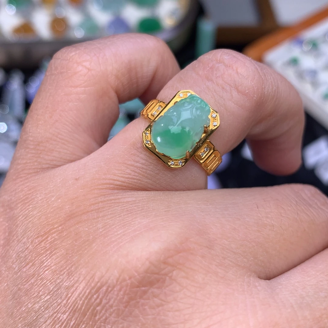 翡翠戒指18K金镶嵌美*貔貅戒指