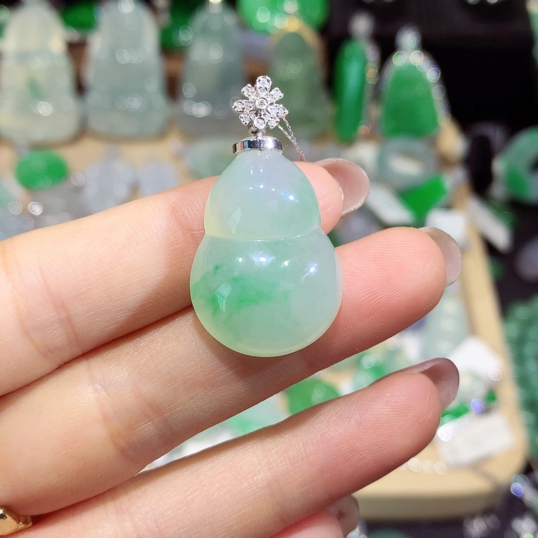 翡翠18K金镶嵌颈饰葫芦