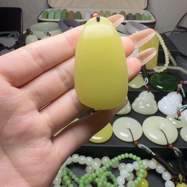 新疆老料色标黄无事牌吊坠