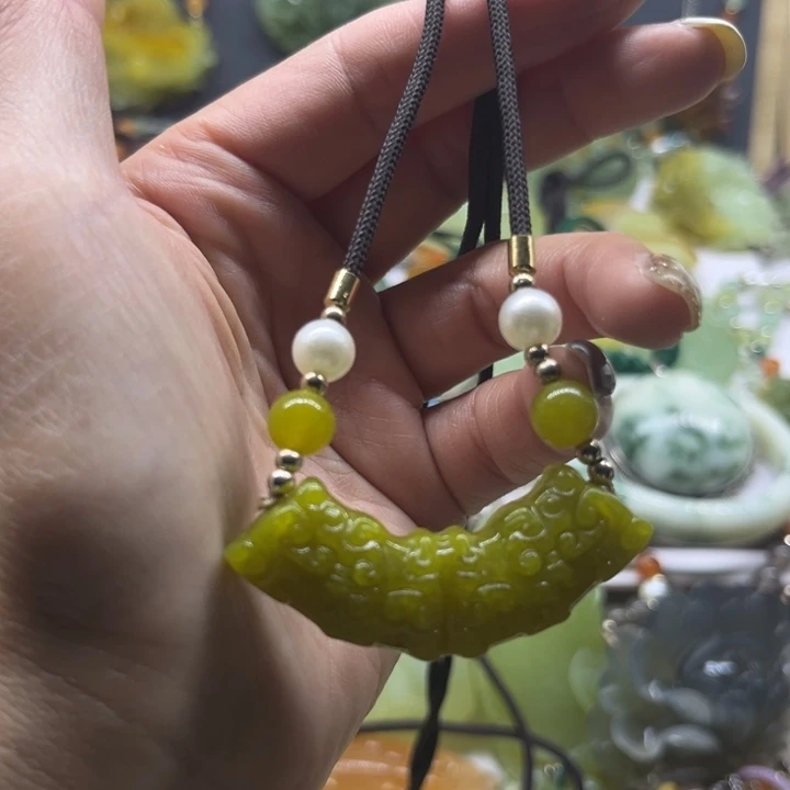 蛇纹石玉未镶嵌颈饰