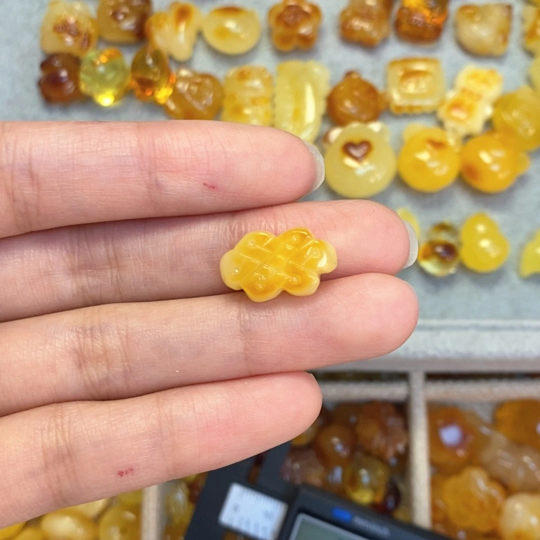 蜜蜡颈饰未镶嵌中国结