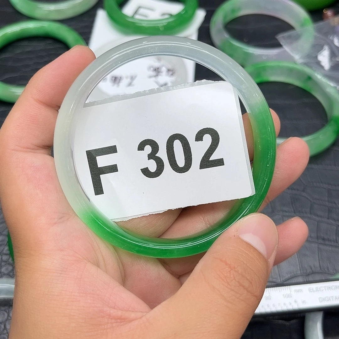 翡翠手镯未镶嵌默认瑕疵