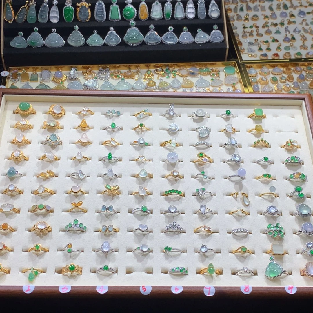 翡翠18K金镶嵌颈饰翡翠