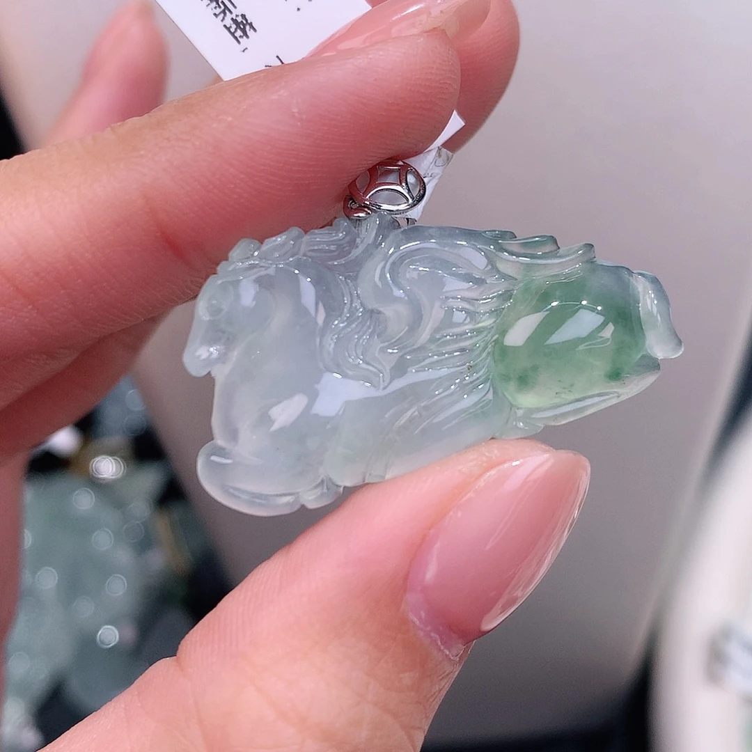 颈饰18K金镶嵌翡翠冰胶飘花飞马