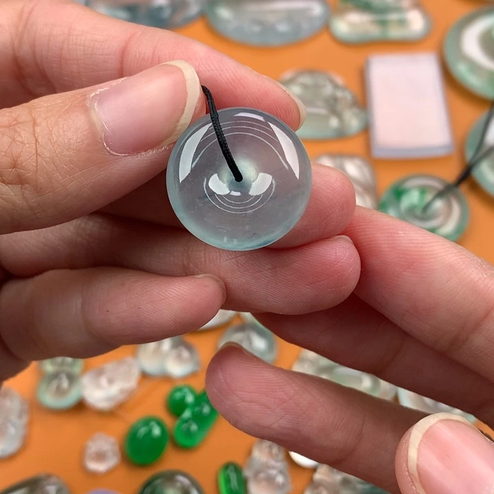 翡翠挂件未镶嵌…..