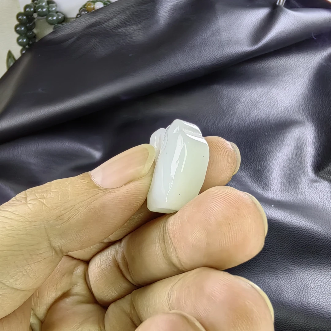 和田玉，俄料！纯手工雕刻小如意，小吊坠。