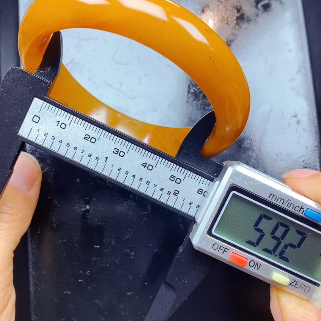 石英质玉（黄龙玉）未镶嵌颈饰