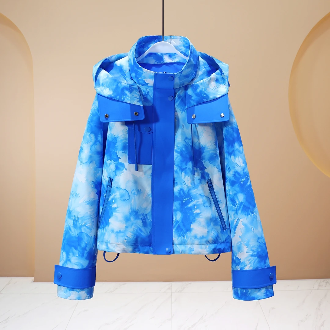 【程二女装】2025春季青花瓷系列蓝天白云印染连帽冲锋衣6206