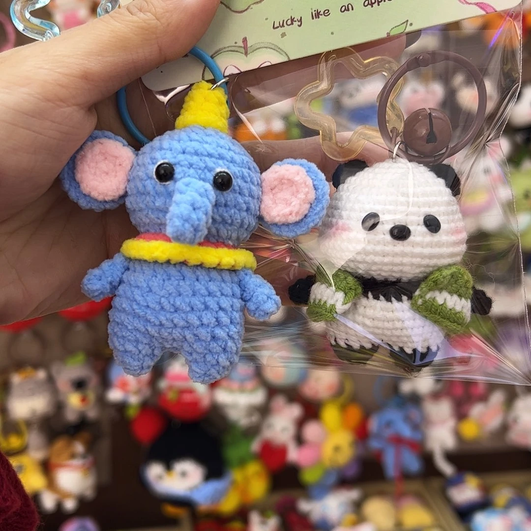 蓝色小象和马甲熊猫