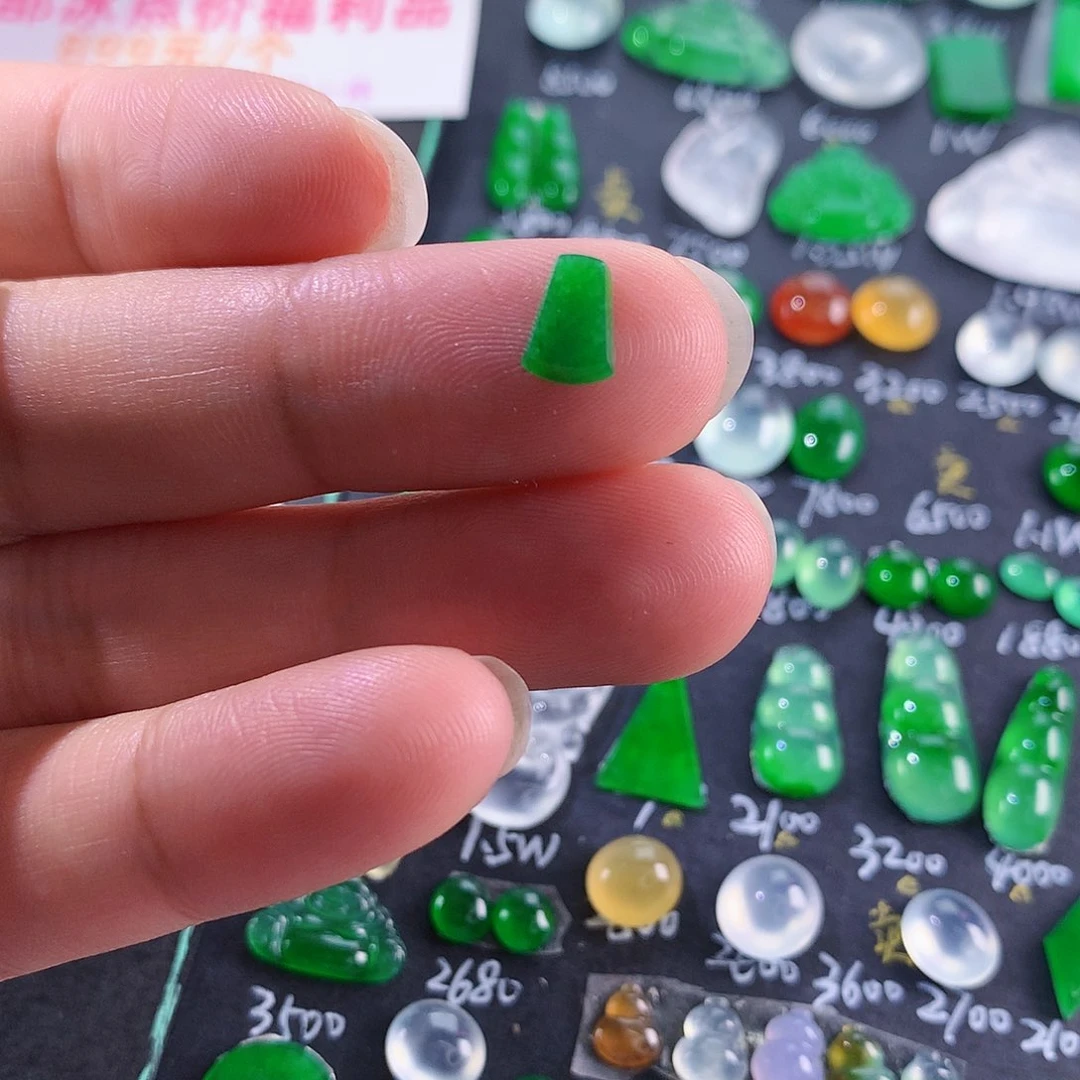 翡翠颈饰未镶嵌天然翡翠高冰绿牌