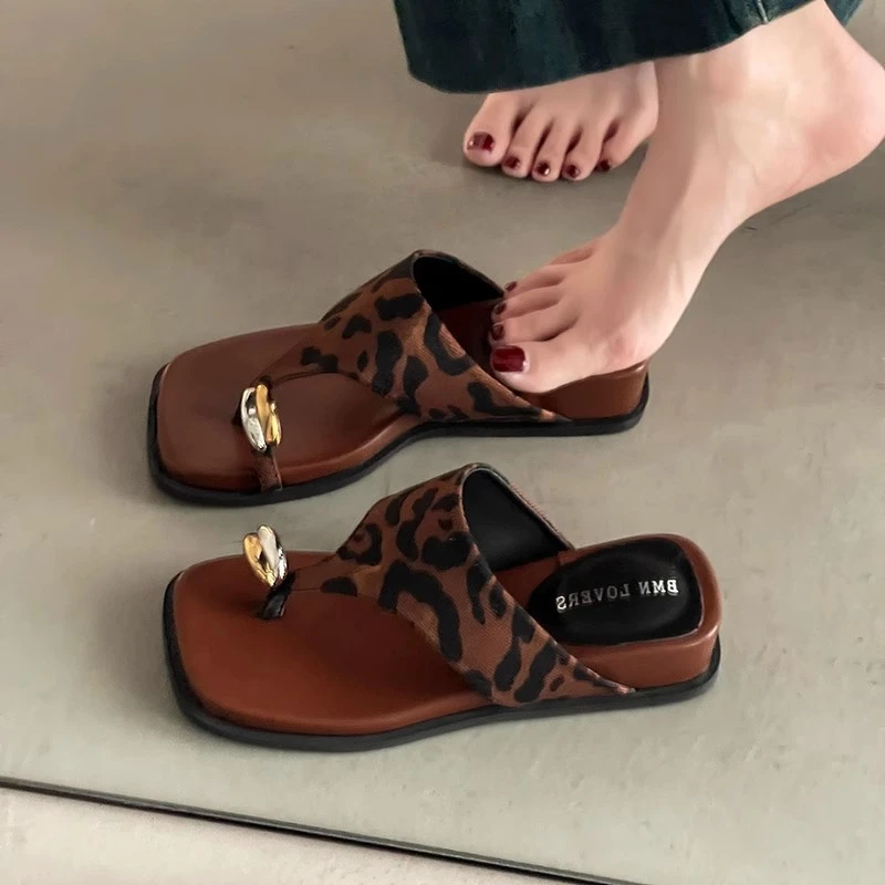 复古豹纹金属扣套趾坡跟拖鞋女鞋时尚外穿气质沙滩拖厚底罗马鞋