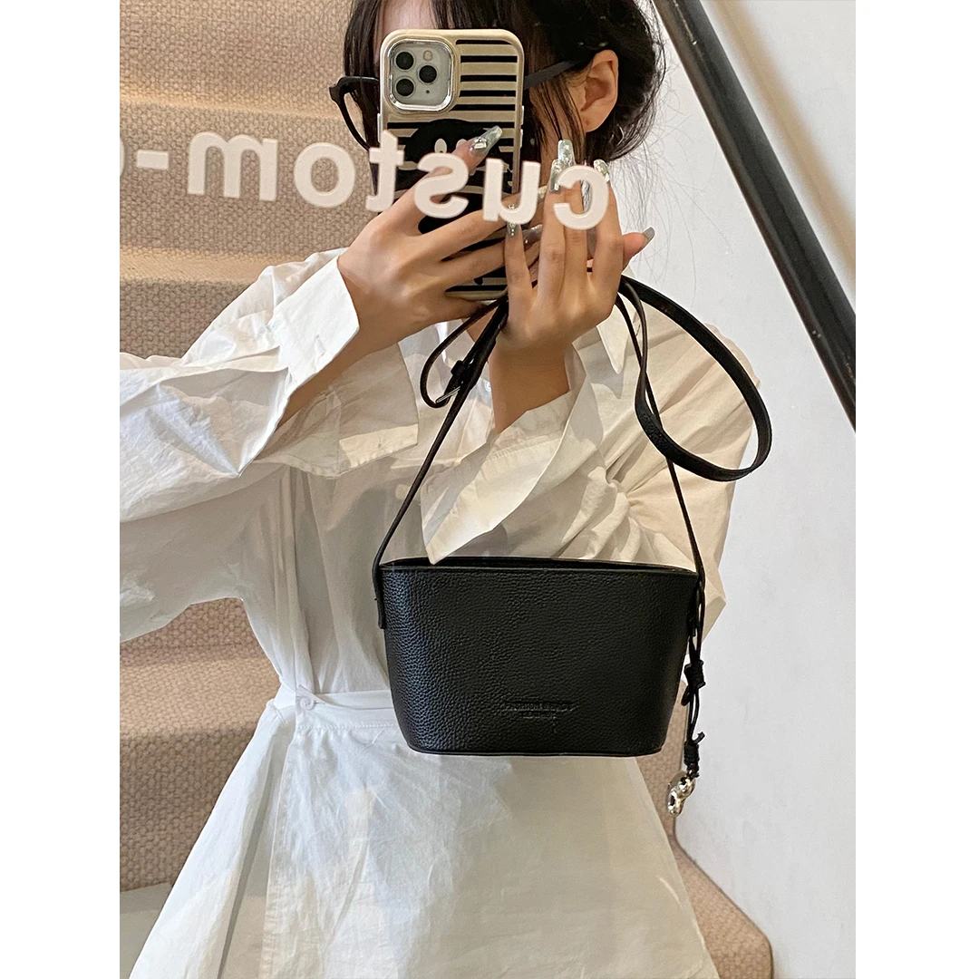 韩系小众元宝包包女式2025新款潮时尚水桶包百搭斜挎红色包