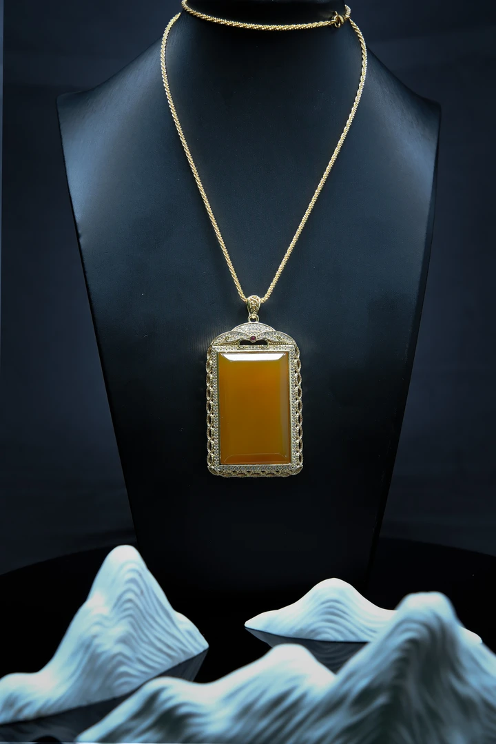 大无事牌黄玛瑙吊坠【2234】