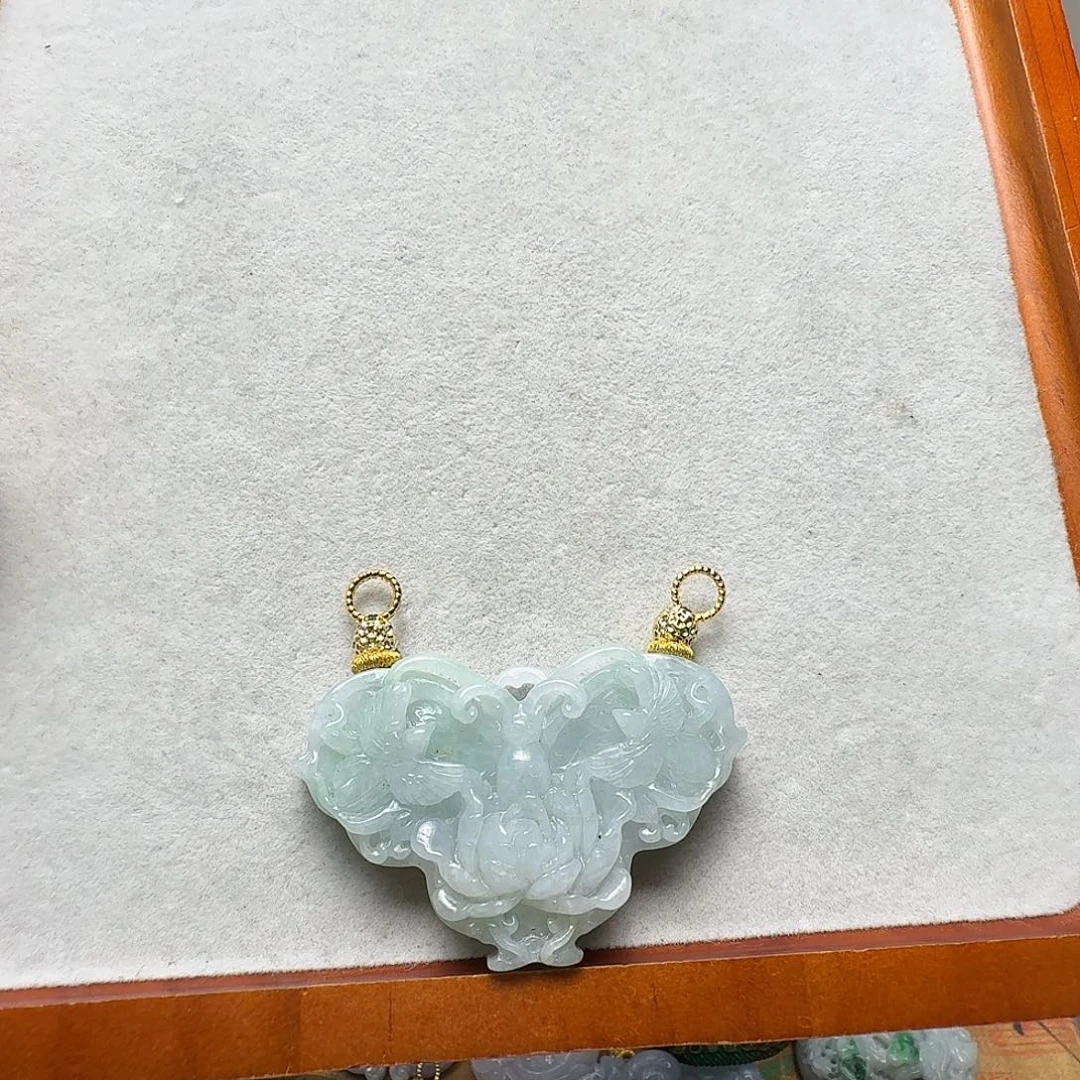 翡翠未镶嵌吊坠(赠链)