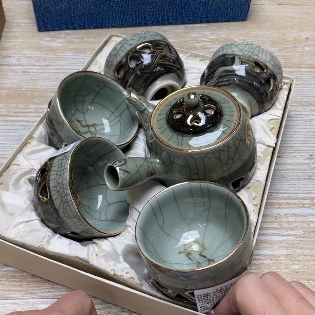 瓷片密密麻麻地排列着一个