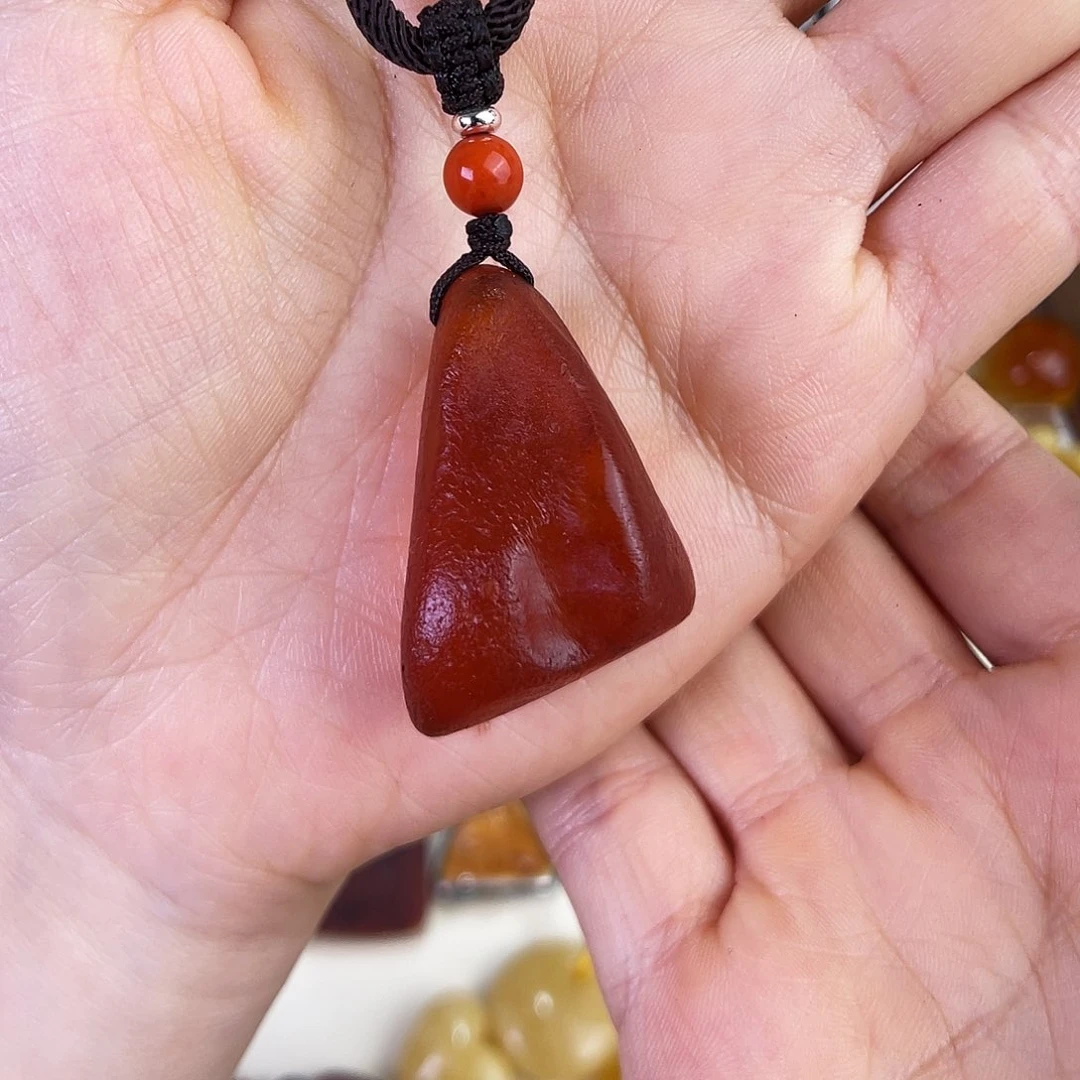 琥珀珠宝奇石未镶嵌。