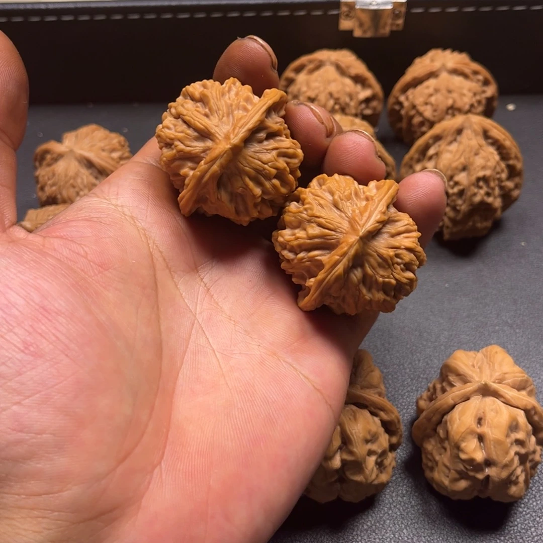 顾***白吊坠桃核文玩核桃