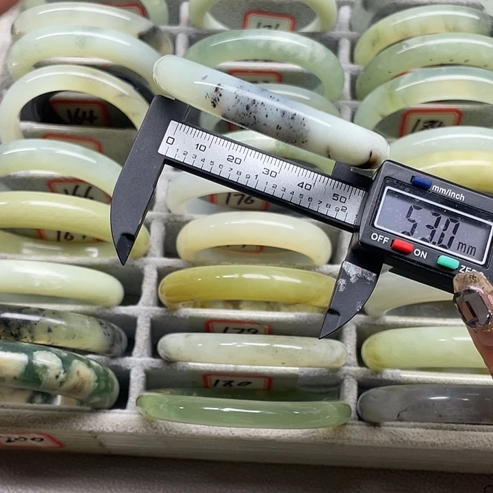 蛇纹石玉未镶嵌手镯172