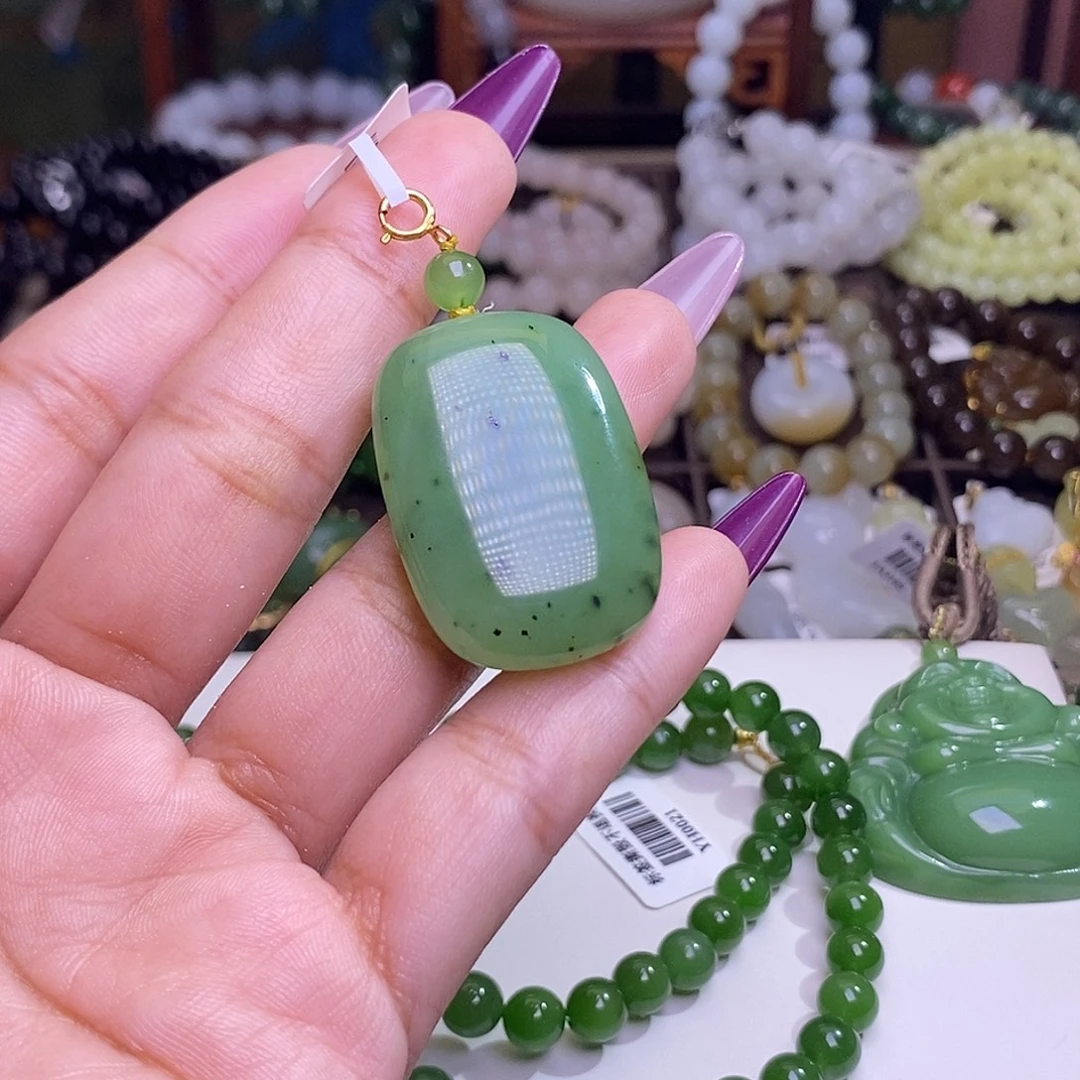 和田玉未镶嵌颈饰乌兰海猕猴桃苹果绿金镶无事牌